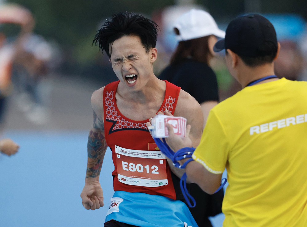 Hoàng Nguyên Thanh, Ngọc Hoa vô địch Tiền Phong Marathon 2024 - Ảnh 1.
