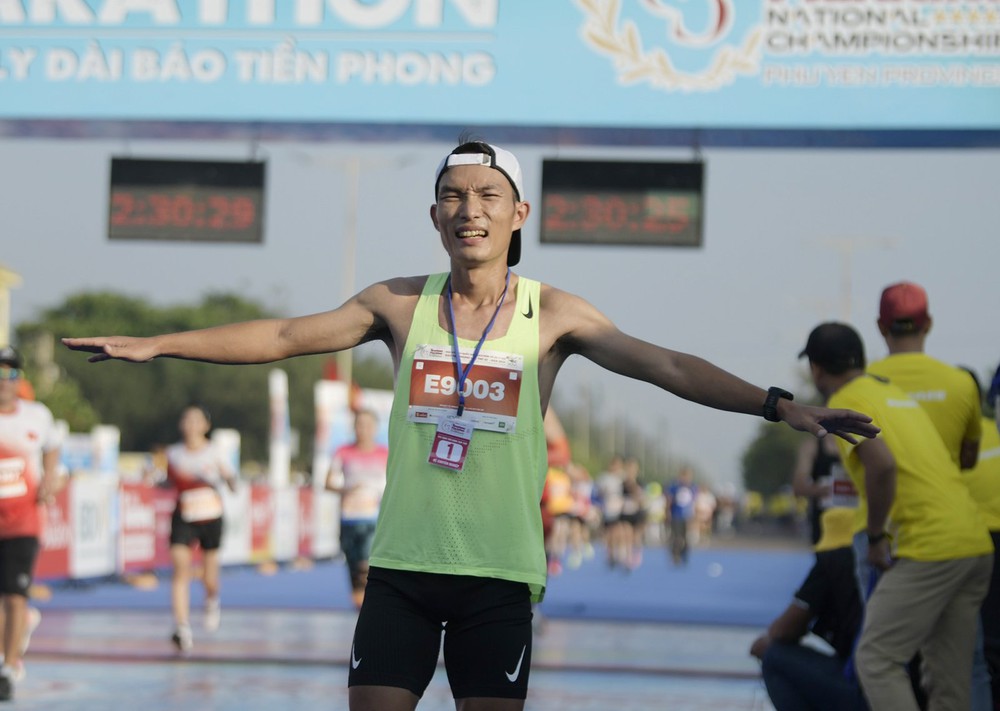 Hoàng Nguyên Thanh, Ngọc Hoa vô địch Tiền Phong Marathon 2024 - Ảnh 4.