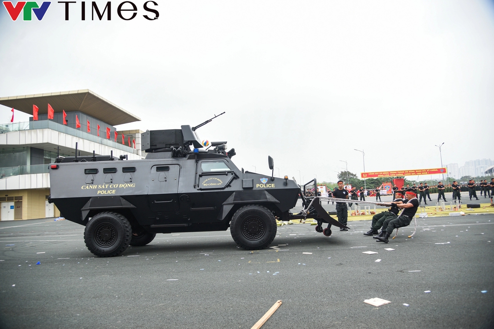 Cảnh sát cơ động biểu diễn dùng cổ đẩy xe ô tô, nằm trên bàn chông phá đá - Ảnh 11.