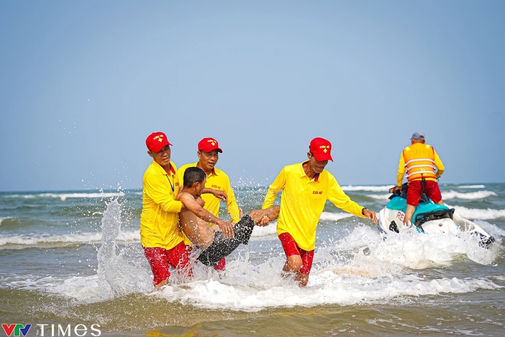 Gần 100 người tham gia diễn tập cứu hộ, cứu nạn trên bãi biển Nhật Lệ (Quảng Bình) - Ảnh 5.