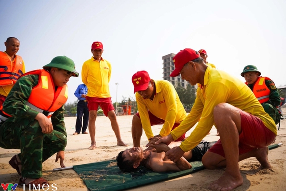 Gần 100 người tham gia diễn tập cứu hộ, cứu nạn trên bãi biển Nhật Lệ (Quảng Bình) - Ảnh 7.