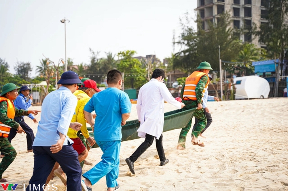Gần 100 người tham gia diễn tập cứu hộ, cứu nạn trên bãi biển Nhật Lệ (Quảng Bình) - Ảnh 8.