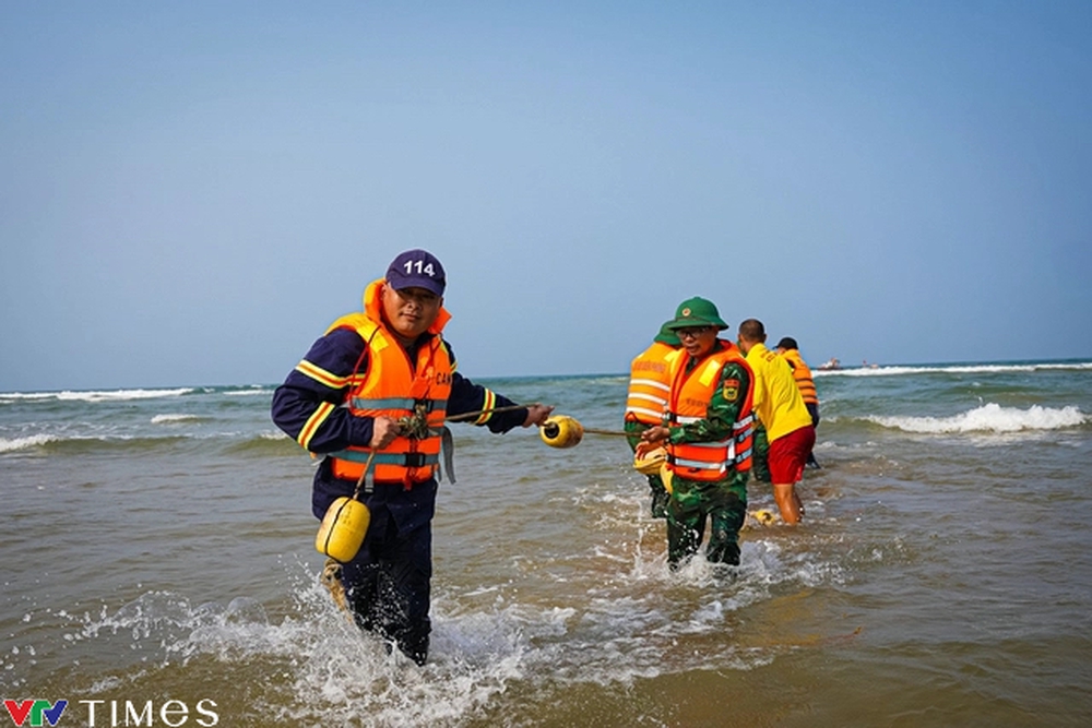 Gần 100 người tham gia diễn tập cứu hộ, cứu nạn trên bãi biển Nhật Lệ (Quảng Bình) - Ảnh 13.