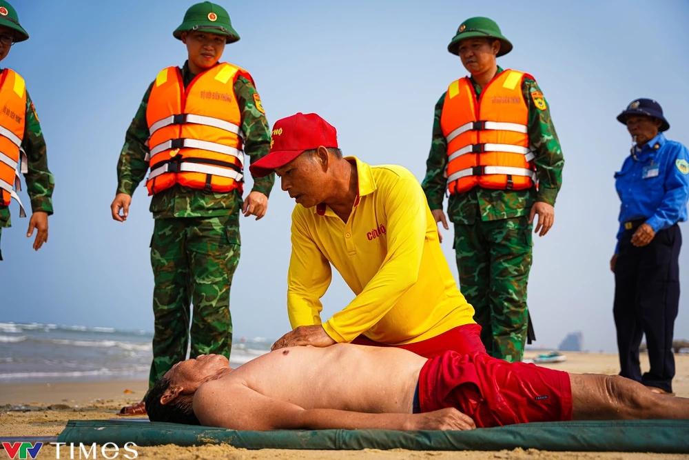 Gần 100 người tham gia diễn tập cứu hộ, cứu nạn trên bãi biển Nhật Lệ (Quảng Bình) - Ảnh 6.
