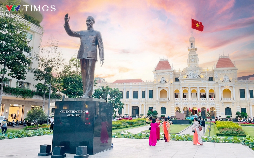 TP Hồ Chí Minh rực rỡ cờ hoa chào mừng lễ 30/4 và 1/5 - Ảnh 1.