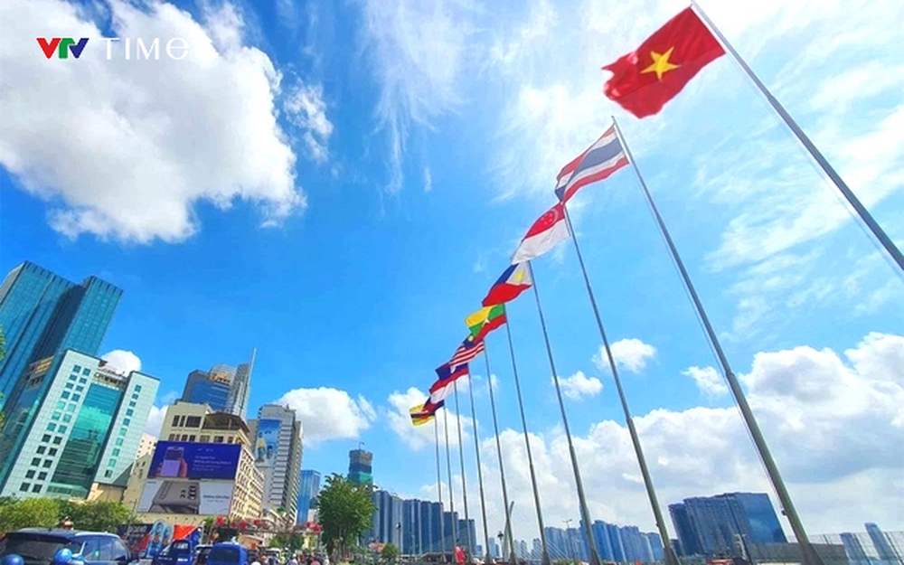 TP Hồ Chí Minh rực rỡ cờ hoa chào mừng lễ 30/4 và 1/5 - Ảnh 8.