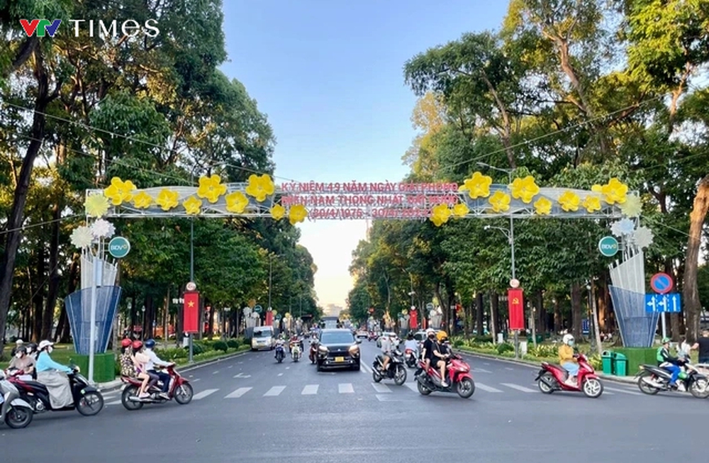 TP Hồ Chí Minh rực rỡ cờ hoa chào mừng lễ 30/4 và 1/5 - Ảnh 2.