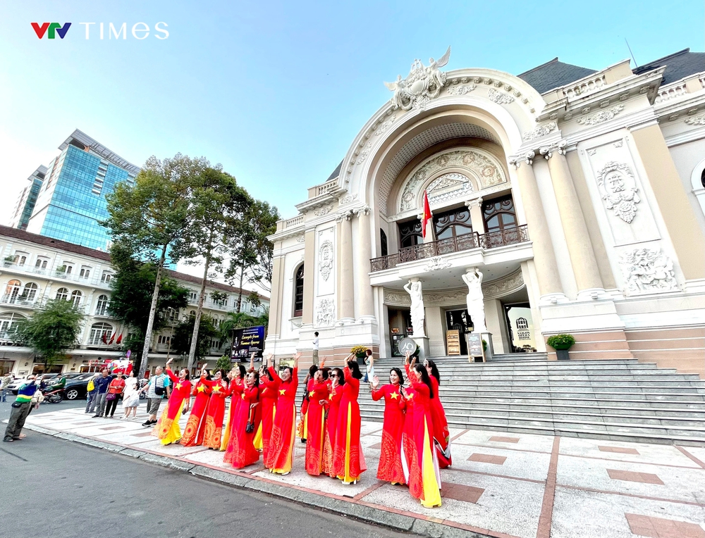 TP Hồ Chí Minh rực rỡ cờ hoa chào mừng lễ 30/4 và 1/5 - Ảnh 7.