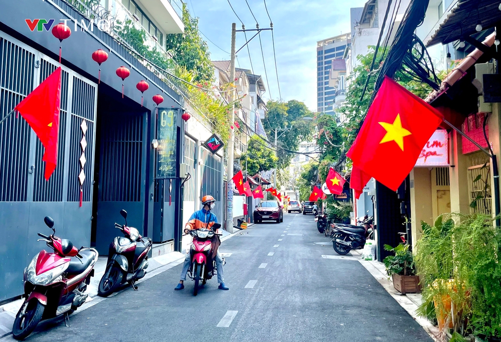 TP Hồ Chí Minh rực rỡ cờ hoa chào mừng lễ 30/4 và 1/5 - Ảnh 9.