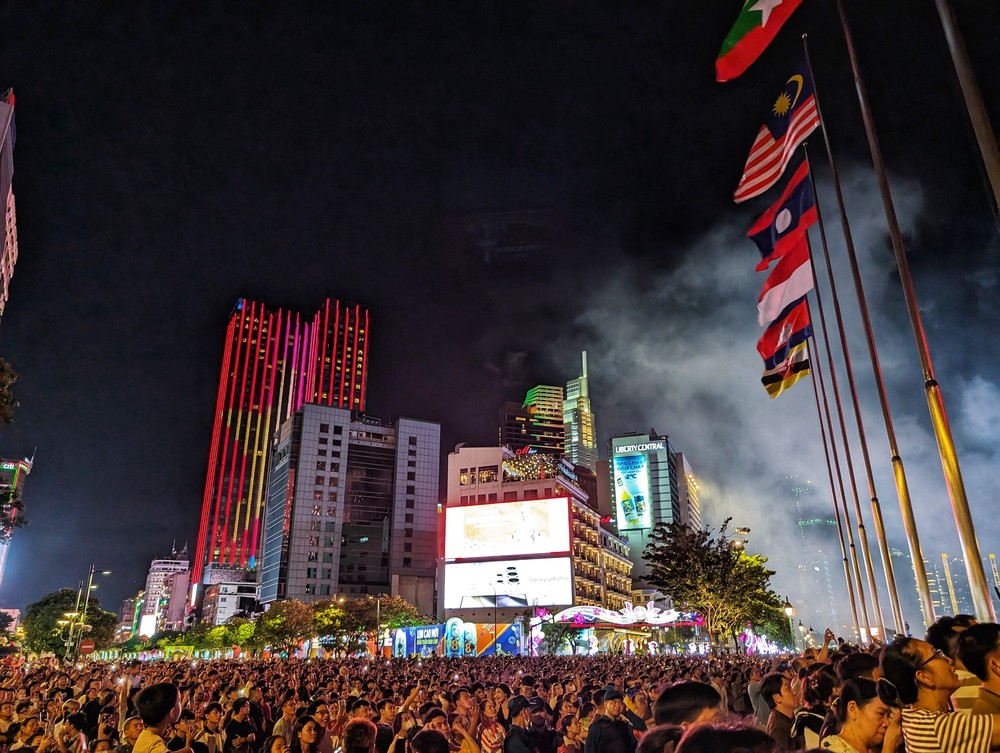 Pháo hoa rực sáng bầu trời TP Hồ Chí Minh trong tối 30/4 - Ảnh 7.