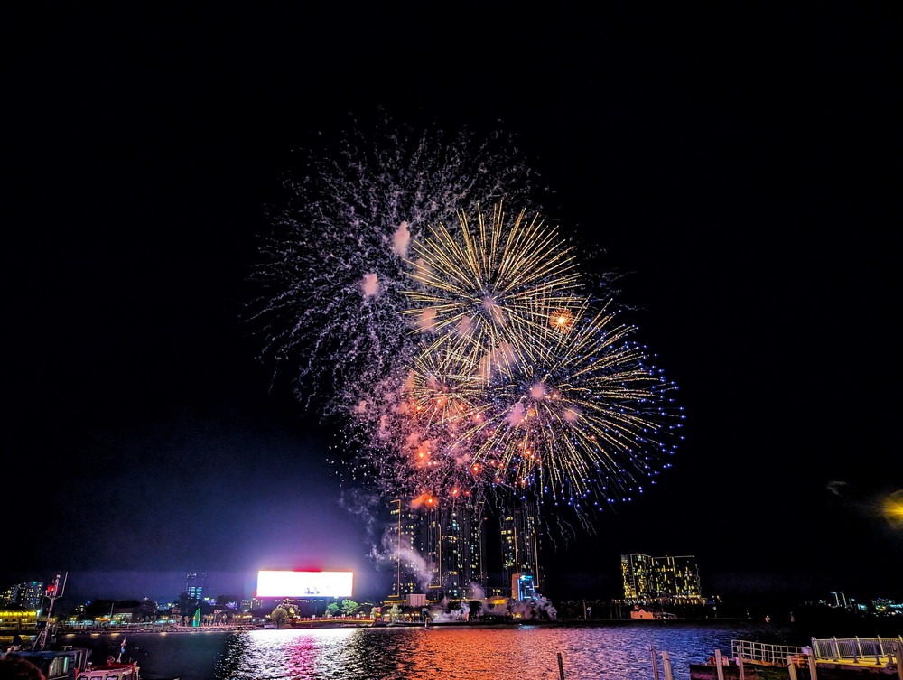 Pháo hoa rực sáng bầu trời TP Hồ Chí Minh trong tối 30/4 - Ảnh 1.