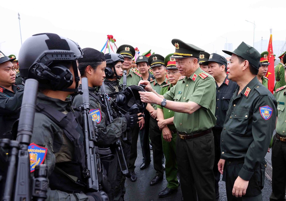 Tổng duyệt diễu binh chuẩn bị cho Lễ kỷ niệm 50 năm lực lượng Cảnh sát cơ động - Ảnh 1.