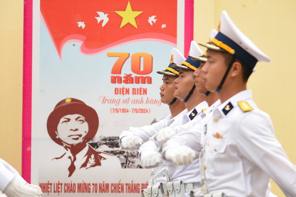 Người dân Điện Biên tiếp đồ ăn, nước uống, hát cùng chiến sĩ luyện tập diễu binh, diễu hành - Ảnh 4.