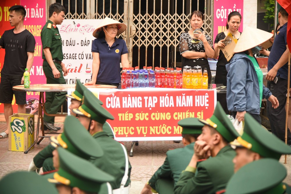 Người dân Điện Biên tiếp đồ ăn, nước uống, hát cùng chiến sĩ luyện tập diễu binh, diễu hành - Ảnh 7.