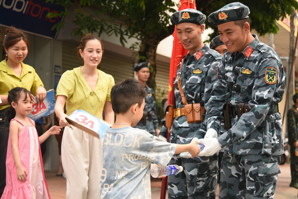 Người dân Điện Biên tiếp đồ ăn, nước uống, hát cùng chiến sĩ luyện tập diễu binh, diễu hành - Ảnh 8.