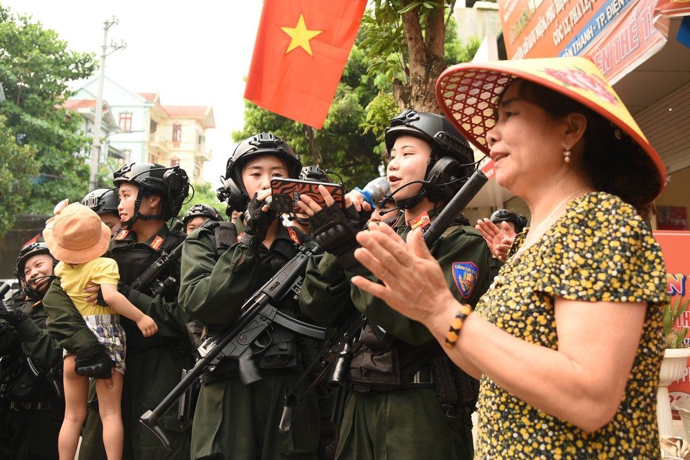 Người dân Điện Biên tiếp đồ ăn, nước uống, hát cùng chiến sĩ luyện tập diễu binh, diễu hành - Ảnh 10.