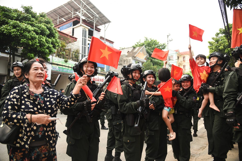 Người dân Điện Biên tiếp đồ ăn, nước uống, hát cùng chiến sĩ luyện tập diễu binh, diễu hành - Ảnh 12.