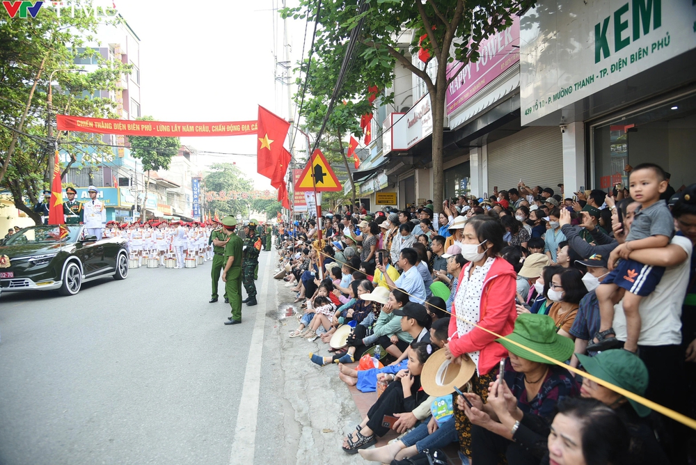 Người dân Điện Biên nô nức đến xem tổng duyệt Lễ kỷ niệm 70 năm Chiến thắng Điện Biên Phủ - Ảnh 1.