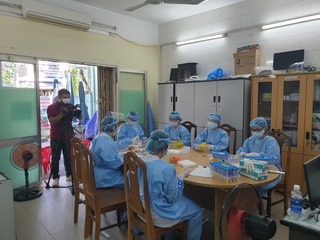 Phóng viên THND tác nghiệp tại trung tâm phòng chống bệnh tật Đà Nẵng