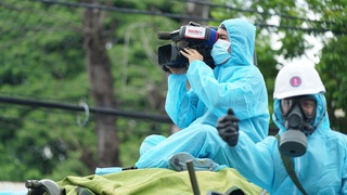 Phóng viên THND tác nghiệp trên xe chuyên dụng khử khuẩn tại Quận Sơn Trà - Đà Nẵng.