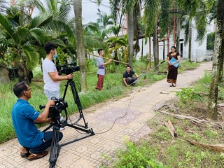 Ê-kíp thực hiện chương trình Dạy học tiếng Khmer trên sóng STV – Truyền hình Sóc Trăng