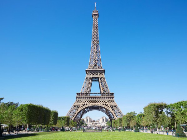 Pháp sơ tán khu vực xung quanh tháp Eiffel sau cảnh báo đánh bom  Châu Âu   Vietnam VietnamPlus