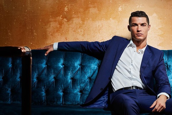 Ronaldo gia nhập CLB tỷ đô - một thương vụ đầy ấn tượng! Xem người hâm mộ của CLB phấn khởi chào đón ngôi sao này và cảm nhận sức hút khó cưỡng của một CLB giàu có.