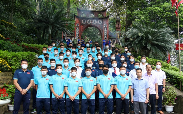 Vietnam U23 team offers incense in memory of Hung Kings