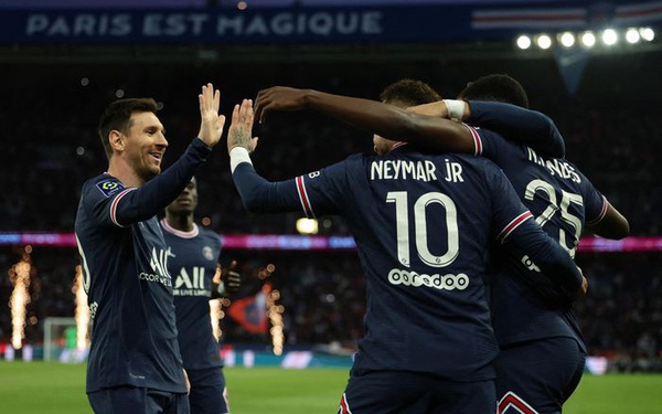 Paris Saint Germain touches one hand to the Ligue 1 title