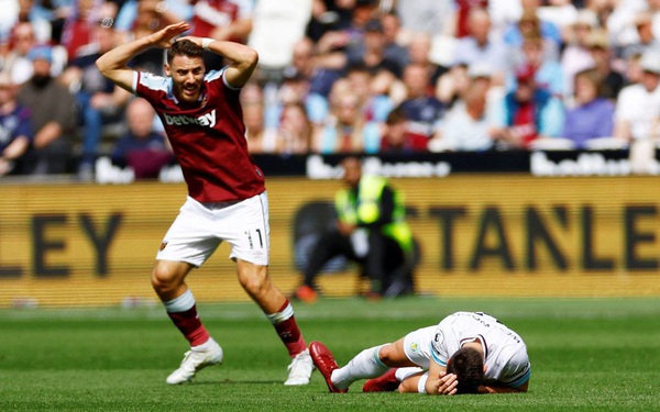 West Ham player burst into tears after causing a serious injury to his opponent