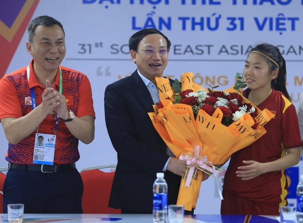 The Vietnamese women’s team received a hot bonus of 700 million dong after defeating the Philippines