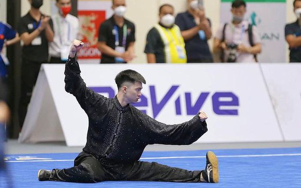 Wushu athlete Nguyen Van Phuong got injured while competing