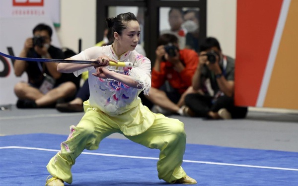 PHOTO |  Duong Thuy Vi won gold in swordsmanship on the first day of the 31st SEA Games