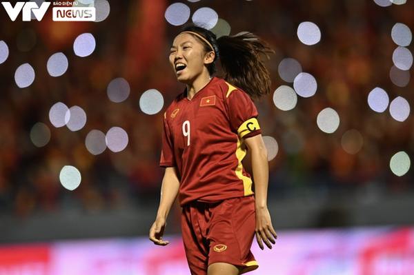 Photo: The national anthem resounds in national pride, Vietnam women’s football won the second “hat-trick” gold medal at the SEA Games.