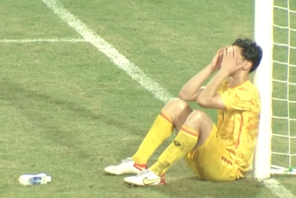 Thai stars leaned against the pole, crying like rain on the day U23 Vietnam was crowned at the 31st SEA Games