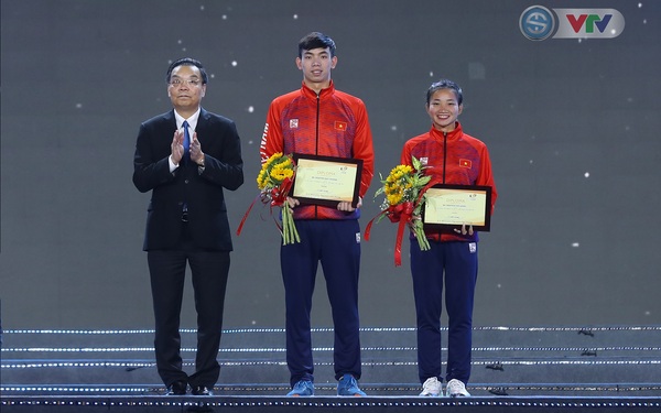 Nguyen Huy Hoang and Nguyen Thi Oanh were honored at the closing ceremony of the 31st SEA Games