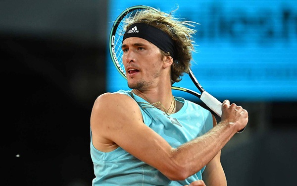 Zverev overcame Tsitsipas to win tickets to the final of Madrid Open 2022