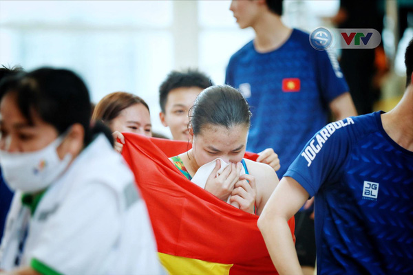SEA Games 31 |  The Vietnamese female athlete of the diving team burst into tears after winning the silver medal