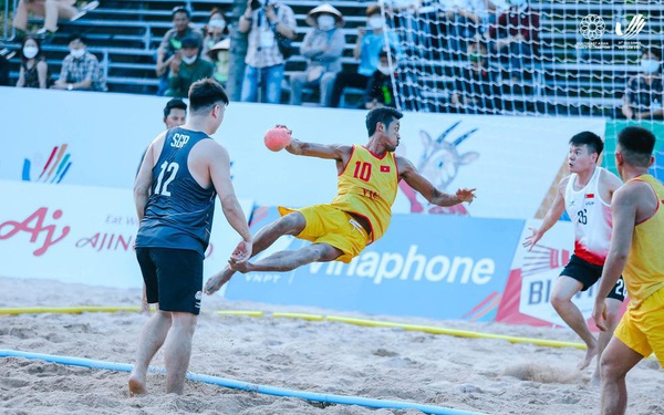 Vietnam beach handball team touches the SEA Games gold medal with one hand