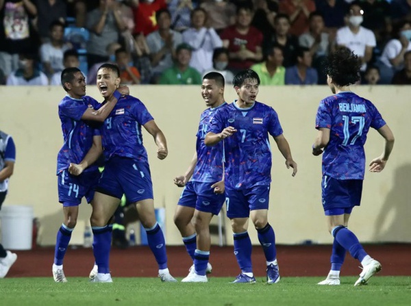 thumbnail - TRỰC TIẾP BÓNG ĐÁ SEA Games 31, U23 Thái Lan 1–0 U23 Singapore: Benjamin Davis lập công (Hết hiệp 1)