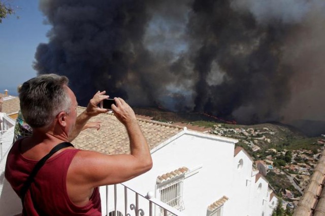 Cháy gần khu nghỉ dưỡng Tây Ban Nha, hơn 1.000 người phải sơ tán - Ảnh 1.