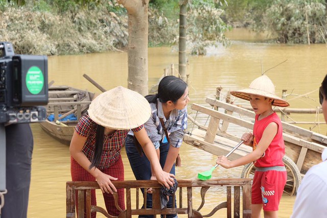 Hoa hậu Ngọc Hân lội nước chuyển đồ cứu trợ đồng bào miền Trung - Ảnh 2.