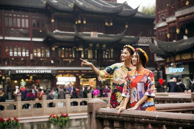 Hoa hậu Đỗ Mỹ Linh mặc áo dài truyền thống rạng rỡ tại Thượng Hải - Ảnh 1.
