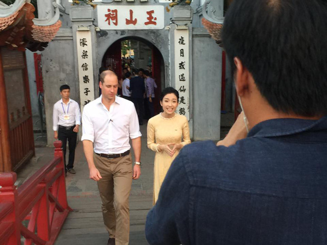 Hoàng tử William dạo Hồ Gươm, thăm cầu Thê Húc cùng MC Thùy Dương VTV4 - Ảnh 2.