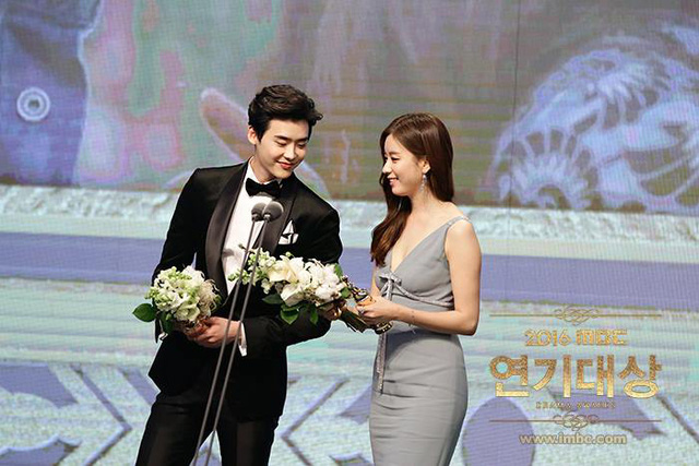 Lee Jong Suk - Han Hyo Joo thi nhau cuỗm giải tại MBC Drama Awards - Ảnh 4.