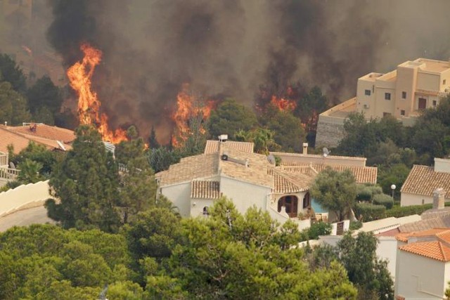 Cháy gần khu nghỉ dưỡng Tây Ban Nha, hơn 1.000 người phải sơ tán - Ảnh 3.