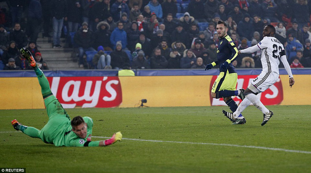 Lucas Perez lập hat-trick, Arsenal vượt mặt PSG giành ngôi đầu - Ảnh 3.