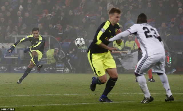 Lucas Perez lập hat-trick, Arsenal vượt mặt PSG giành ngôi đầu - Ảnh 4.
