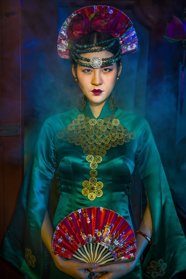 Người mẫu Hạ Vy, Phan Hà Phương đầy ma mị với áo dài cổ - Ảnh 2.