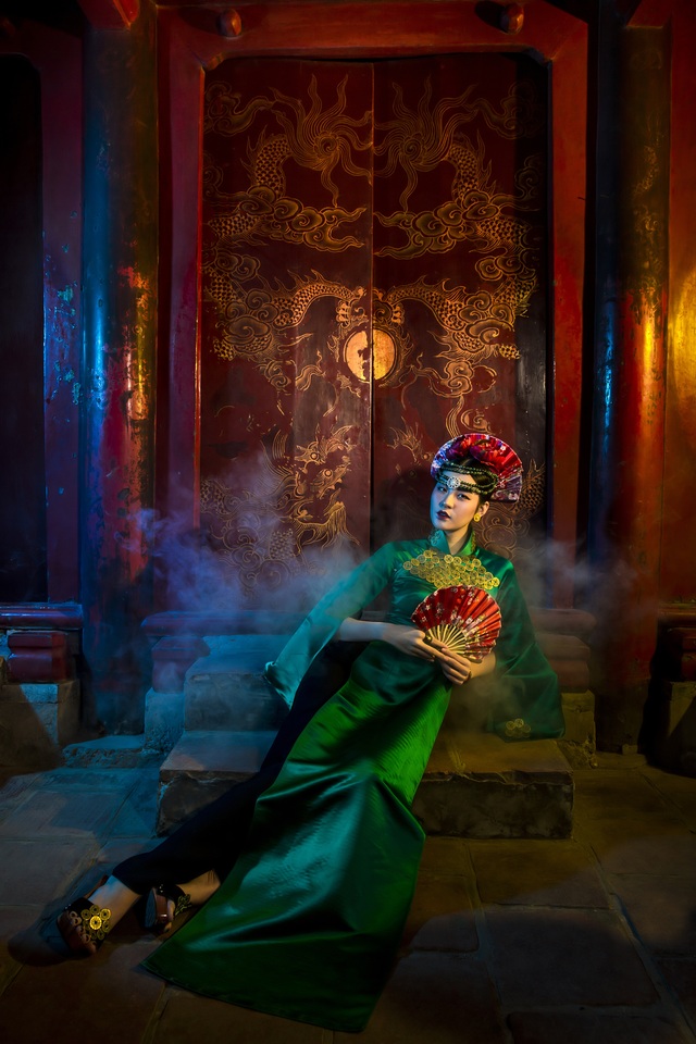 Người mẫu Hạ Vy, Phan Hà Phương đầy ma mị với áo dài cổ - Ảnh 1.